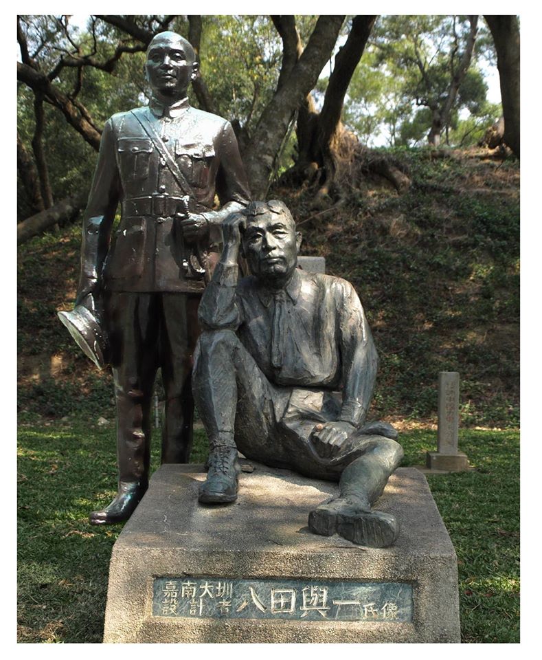 請蔣介石站在後面，脫帽立正