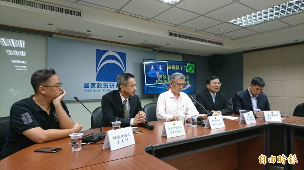 藍智庫控臉書「綠色恐怖」 鄉民笑翻回應酸爆！